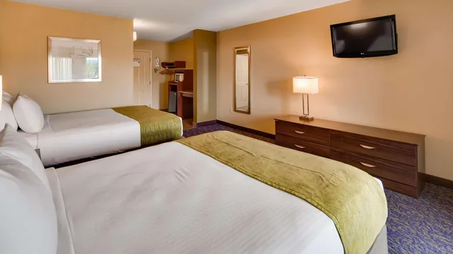 غرفة بسرير كوين بحوض استحمام لذوي الإعاقة، Best Western Plaza Inn 2/8