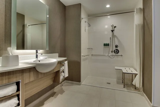 غرفة بسرير كينج لذوي الإعاقة، SpringHill Suites by Marriott Montgomery Downtown 2/2