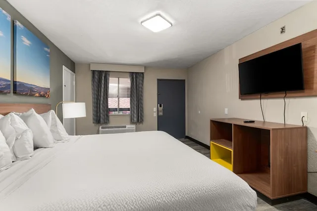 غرفة بسرير كينج، Days Inn by Wyndham Albuquerque Northeast 1/6
