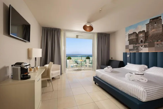 Privilege, 1 Double and 1 Single Bed, Sea Front، MERCURE RIMINI ARTIS 1/10