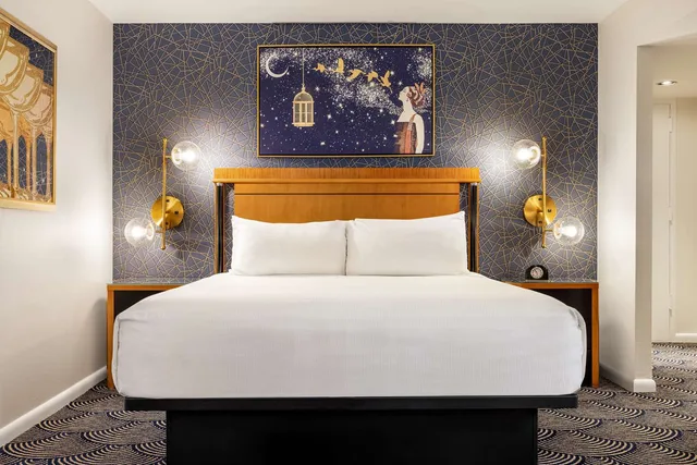 غرفة بسرير كينج بمطبخ صغير، Inn At Great Neck 2/5