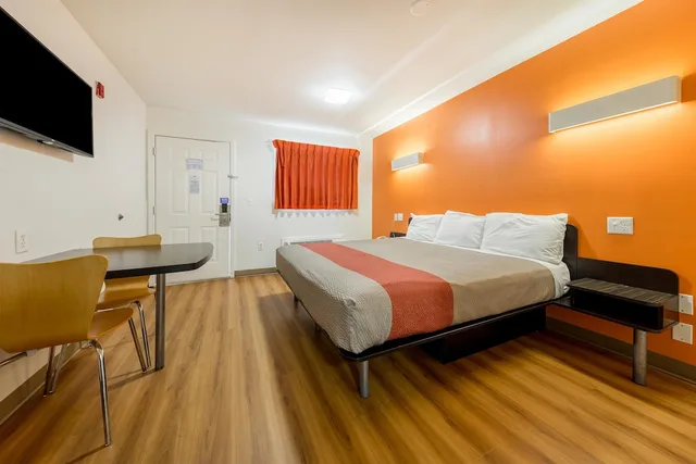 غرفة ديلوكس بسرير كينج، Motel6 Greenville, SC 2/9