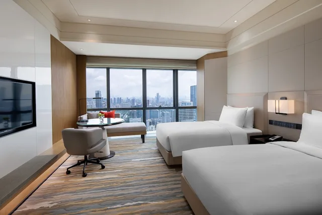 غرفة قياسية بسريرين منفصلين بإطلالة على المدينة مع دخول صالة النادي، Crowne Plaza Shenzhen Nanshan 3/5