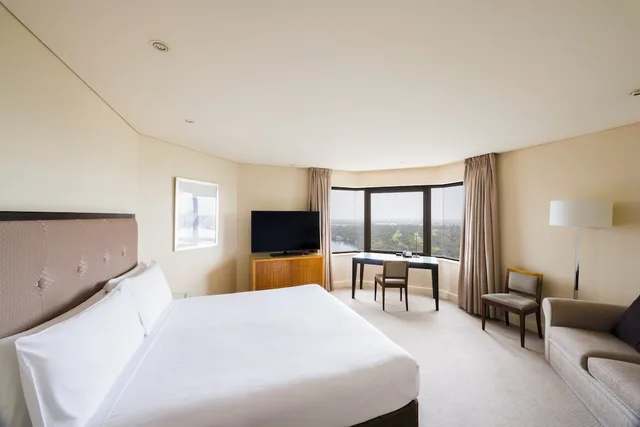 غرفة كلاسيكية بانورامية بسرير كينج بإطلالة على النهر والنهر مع دخول صالة النادي، Intercontinental Adelaide 1/3