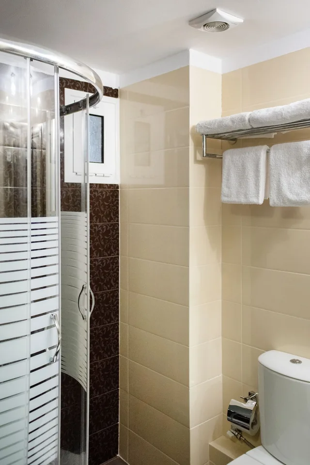 غرفة ديلوكس بسرير مزدوج بإطلالة على البحر، Hotel Karalis City 5/5