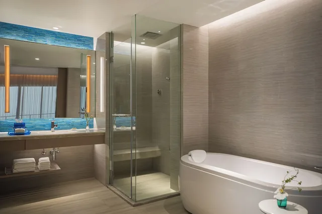 جناح بإطلالة على البحر بشرفة بغرفة نوم واحدة، Renaissance Pattaya Resort Spa 9/10