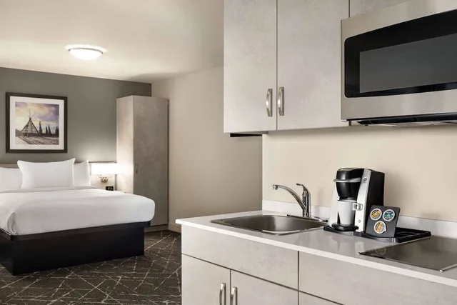 جناح استوديو ديلوكس بسرير كوين، Microtel Inn & Suites Montreal Airport-Dorval QC 3/3