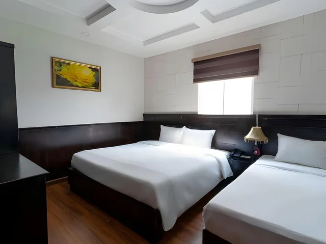 غرفة ثلاثية، Queen Central Hotel 1/2
