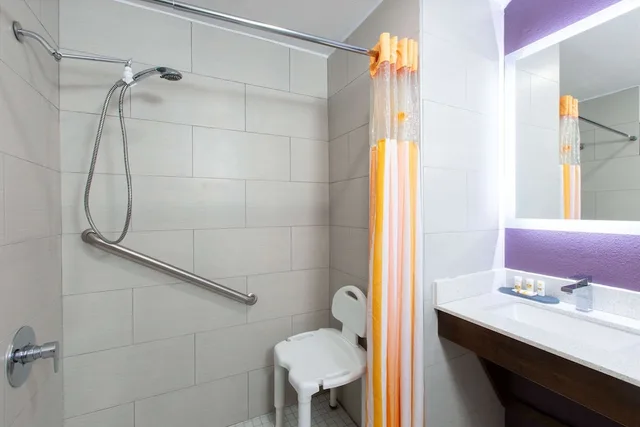 غرفة ديلوكس تنفيذية بسرير كينج، La Quinta Inn & Suites by Wyndham Blue Springs 4/5