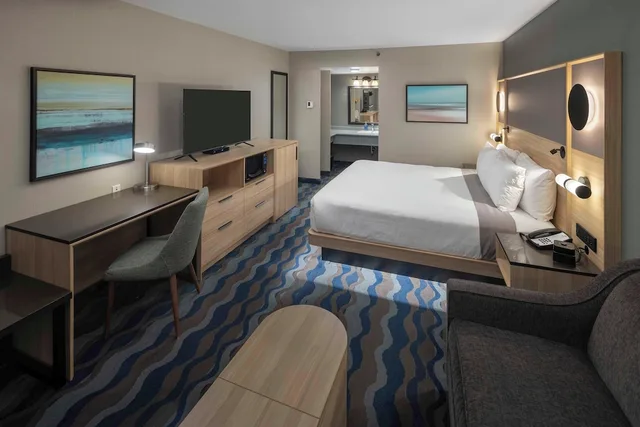 غرفة بسرير كينج مع أريكة، Accent Inn Vancouver Airport 2/6