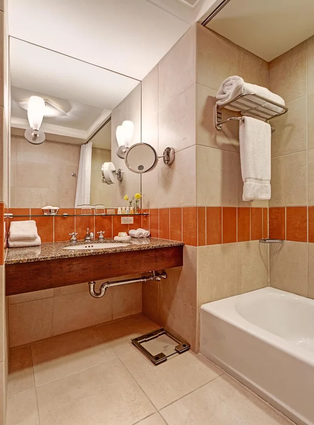 غرفة بسرير كينج بشرفة، Hotel Giraffe 7/11
