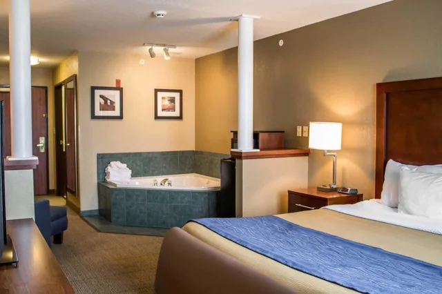 جناح بسرير كينج بجاكوزي، Comfort Inn & Suites Fremont 3/4