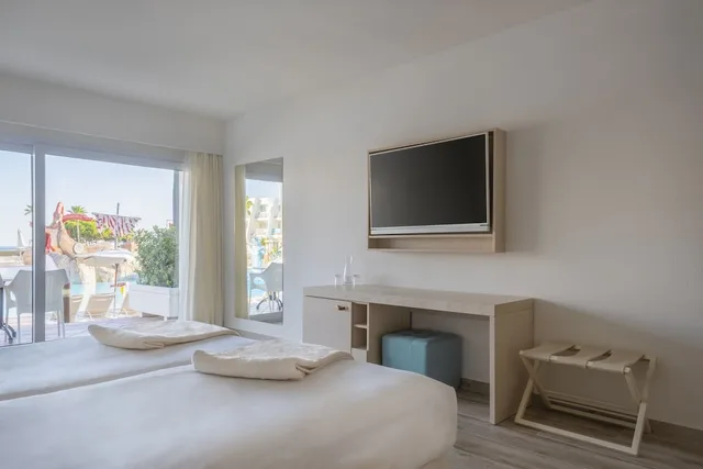 Family, King Bed, 2 Trundle Beds, Partial Sea View، Iberostar Waves Royal Andalus 5/10