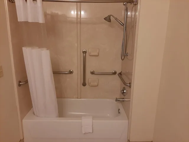 غرفة بسرير كينج لذوي الإعاقة، Baymont Inn And Suites Carthage 3/4