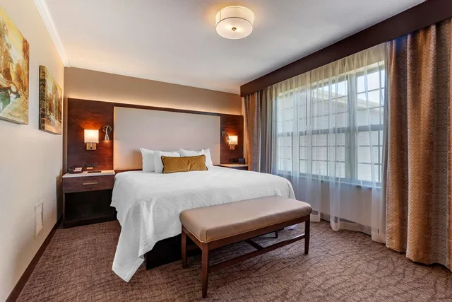 جناح بسرير كينج بغرفتين مع أريكة بمطبخ صغير بحوض استحمام، Best Western Premier Bridgewood Resort Hotel 3/6