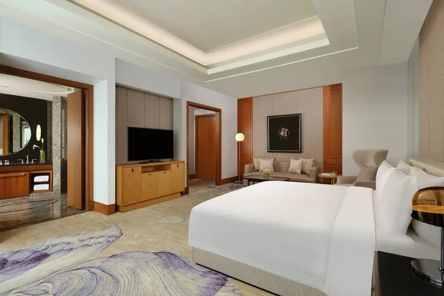 غرفة كبيرة بسرير مزدوج مع دخول صالة النادي، THE RITZ-CARLTON JAKARTA, PACIFIC PLACE 1/1