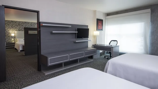 غرفة قياسية بسريرين كوين بإطلالة على الحديقة، Holiday Inn Express & Suites Queretaro, an IHG Hotel 3/6