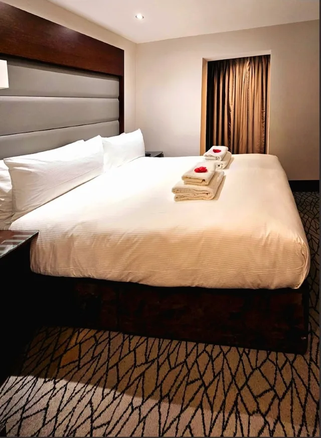 Standard, Triple, 1 Double and 1 Single Bed, Hyde Park International Hotel 2/7