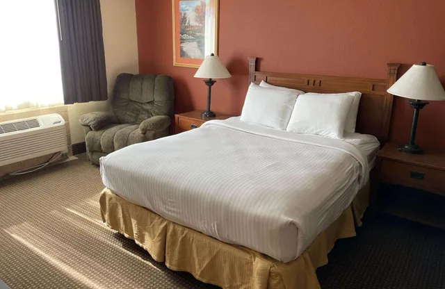 غرفة بسرير كوين، Crossroads Hotel & Event Center 2/5