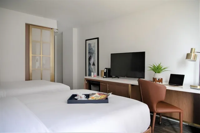 غرفة ديلوكس بسريرين مزدوجين لذوي الإعاقة، Le Meridien Essex Chicago 3/5