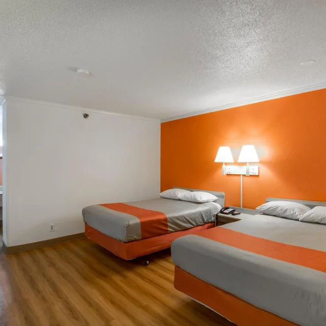 غرفة بسرير كوين للمدخنين لذوي الإعاقة، Motel6 Waukegan, IL 1/10