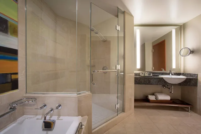 جناح تنفيذي بسرير كينج بغرفة نوم واحدة، JW Marriott Hotel Grand Rapids 6/6