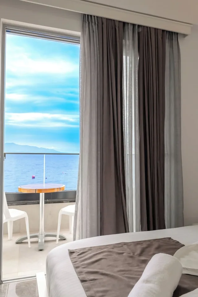 غرفة رباعية بسرير مزدوج بإطلالة على البحر مع أريكة، Vila Era Beach 7/9