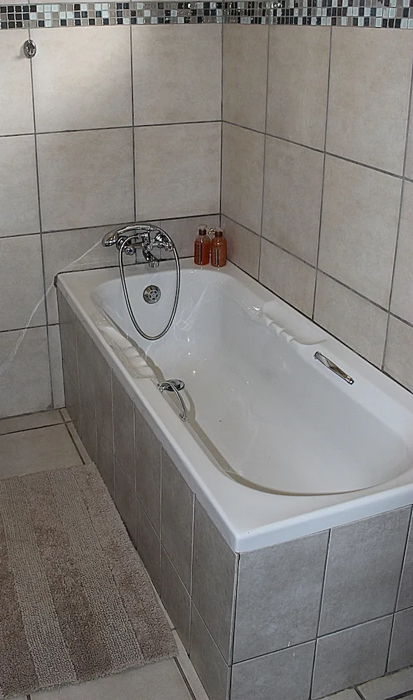 غرفة عائلية بسرير مزدوج وسريرين منفصلين بغرفتين، A Cherry Lane Self Catering and B&B 2/3