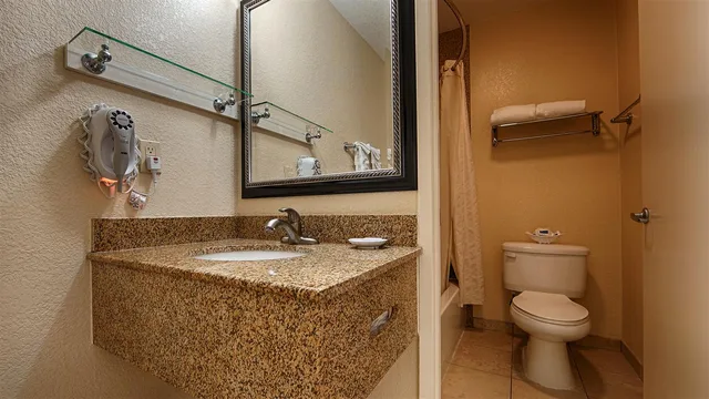 غرفة بسرير كوين يُسمح فيها بالحيوانات الأليفة، Best Western Poway/San Diego Hotel 1/1