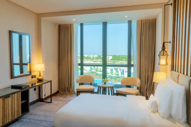 غرفة بريميير بسريرين منفصلين بإطلالة على المسبح بشرفة، Millennium Resort Salalah 2/6