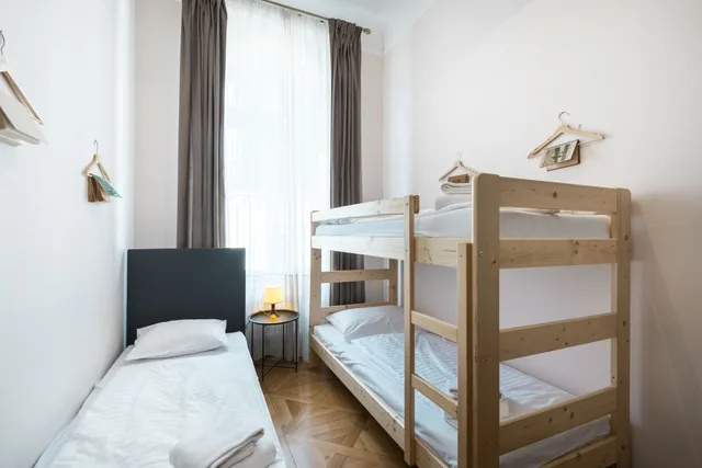 شقة تقليدية بسرير بطابقين بغرفتي نوم مع أريكة بمطبخ، Hybernska Apartments 7/10