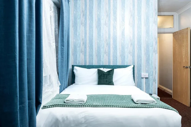 غرفة قياسية رباعية بسريرين مزدوجين، Lancaster Court Hotel 1/2