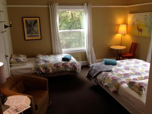 Standard, 1 Queen and 1 Single Bed, Middle Floor، Portland International Guesthouse 1/7