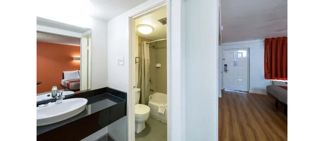 غرفة بسرير كينج لغير المدخنين، Motel6 Dallas, TX - Farmers Branch 4/4