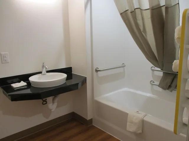 غرفة قياسية بسرير كوين، Motel6 Fort Worth, TX - North - Saginaw 9/10