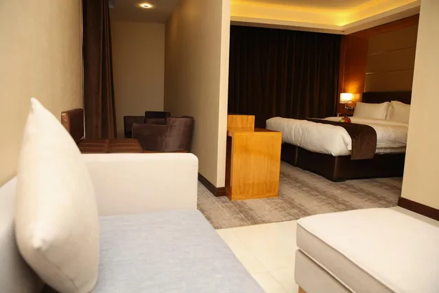 جناح جونيور، Gloria Hotel 3/4