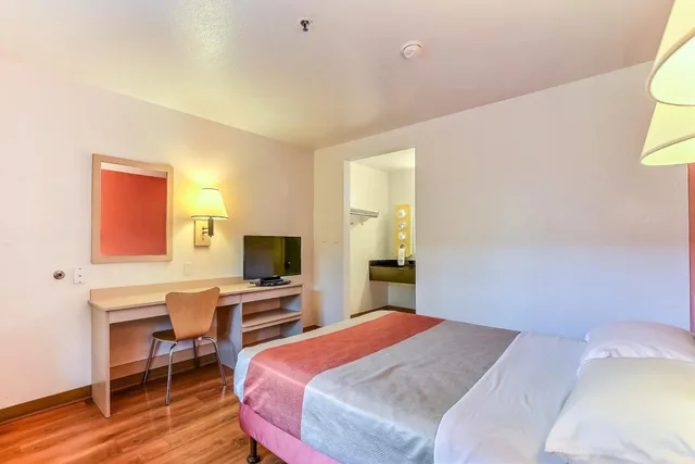 1 Full Bed - ADA/RI Shower، Motel6 Pinole, CA 7/10