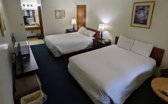 Room, 2 Queen Beds, Fairground Inn Monroe WA 2/8