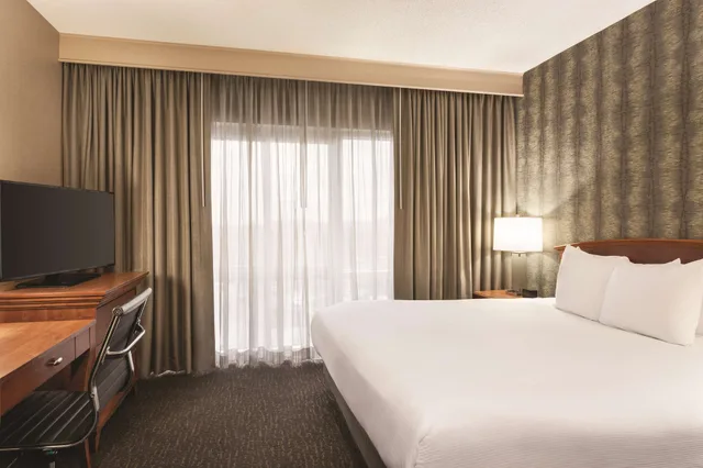 غرفة أساسية بسرير كينج، Embassy Suites by Hilton Franklin Cool Springs 3/9