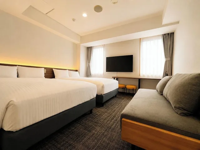 غرفة قياسية بسريرين منفصلين مع أريكة للمدخنين، Hotel Sho Sapporo 1/3
