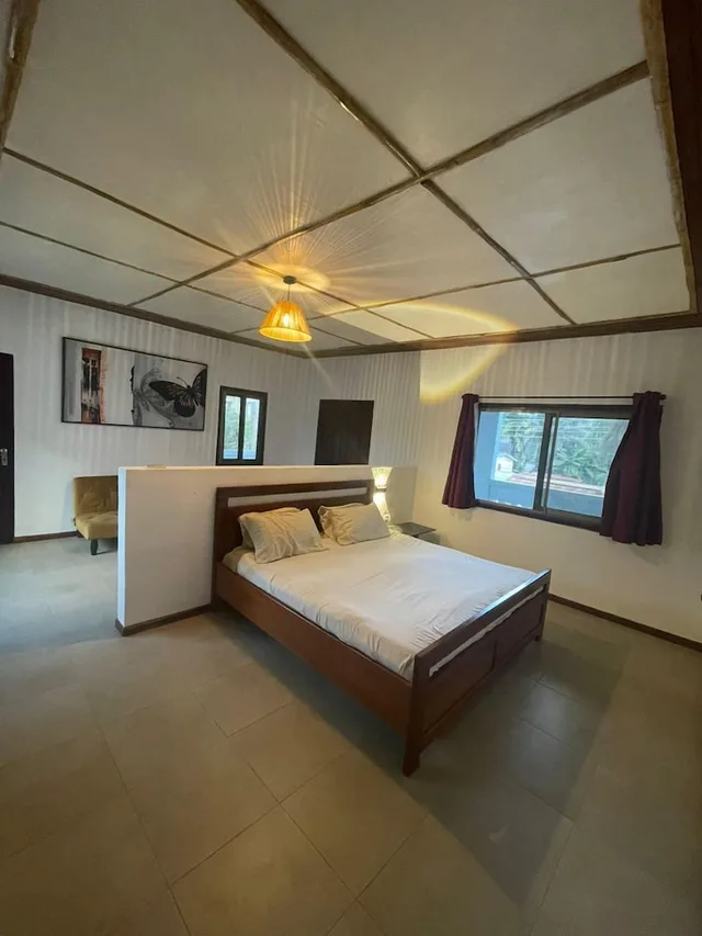 غرفة عائلية رباعية بسرير كينج وسرير بطابقين بمطبخ صغير، Omanye Lodge 1/5
