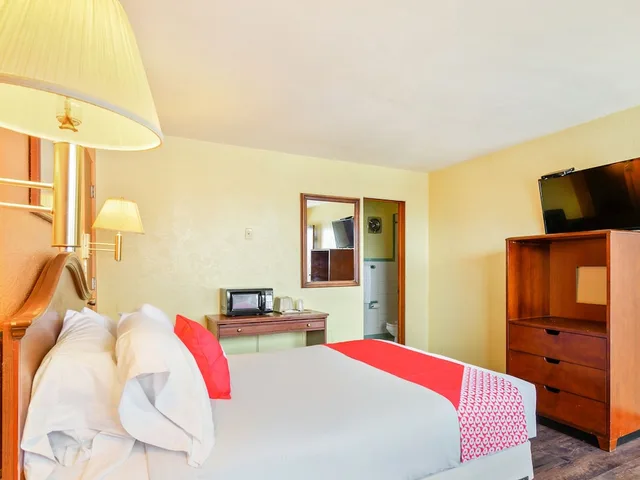غرفة بسرير كينج، OYO Hotel Downtown Peoria I-74 2/10