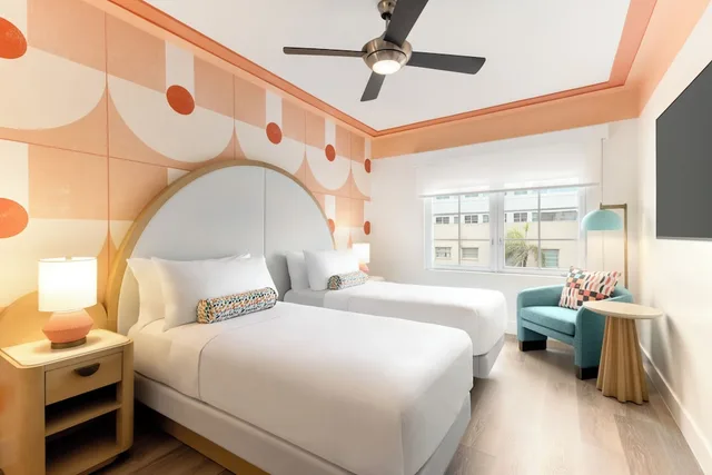 غرفة بسريرين منفصلين، Waldorf Towers South Beach 3/7