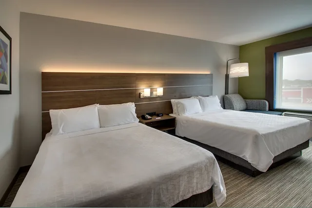 Standard, 2 Queen Beds, Extra Floor Space، Holiday Inn Express & Suites Chicago North-Waukegan-Gurnee 1/2