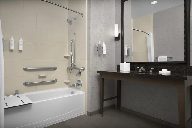غرفة بسريرين كوين بشرفة بحوض استحمام لذوي الإعاقة، Hampton Inn & Suites Austin At The University / Capitol 10/10
