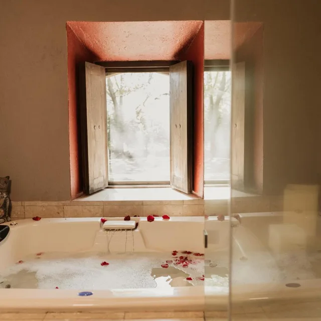 جناح بسرير كينج بجاكوزي، Hacienda Sepulveda Hotel Spa 6/8