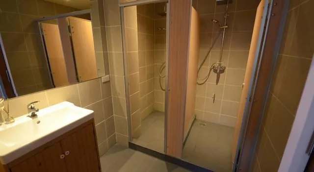 غرفة بسريرين منفصلين وسرير بطابقين بحمام مشترك، Good Day Hostel 3/8