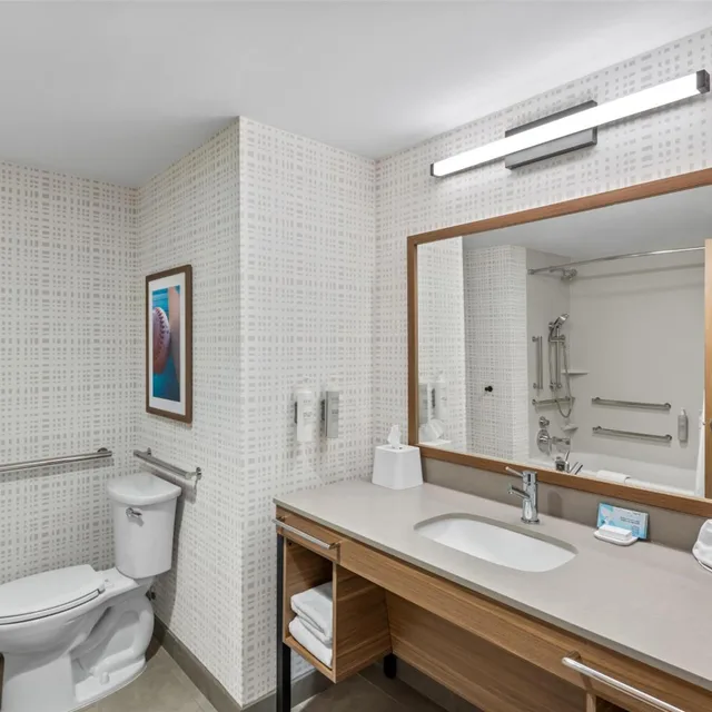 غرفة بسرير كينج وسريرين كوين بحوض استحمام لذوي الإعاقة، Hampton Inn Cooperstown 4/4