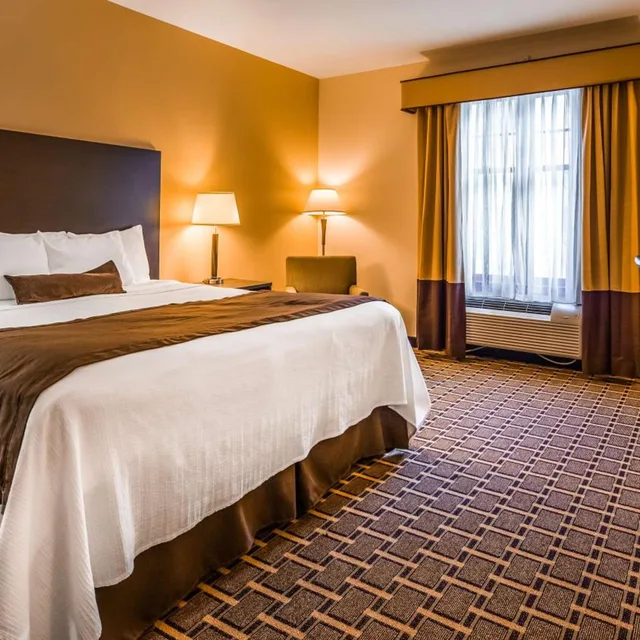 غرفة بسرير كينج بحوض استحمام لذوي الإعاقة، Best Western Plus the Inn And Suites At the Falls 1/3