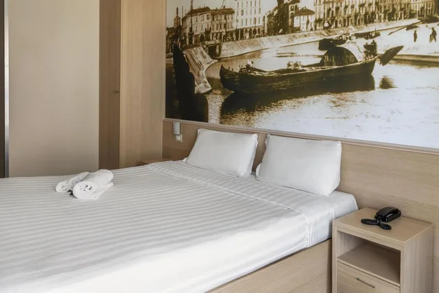 Room, Queen Bed, B&B Hotel Milano Portello 8/10